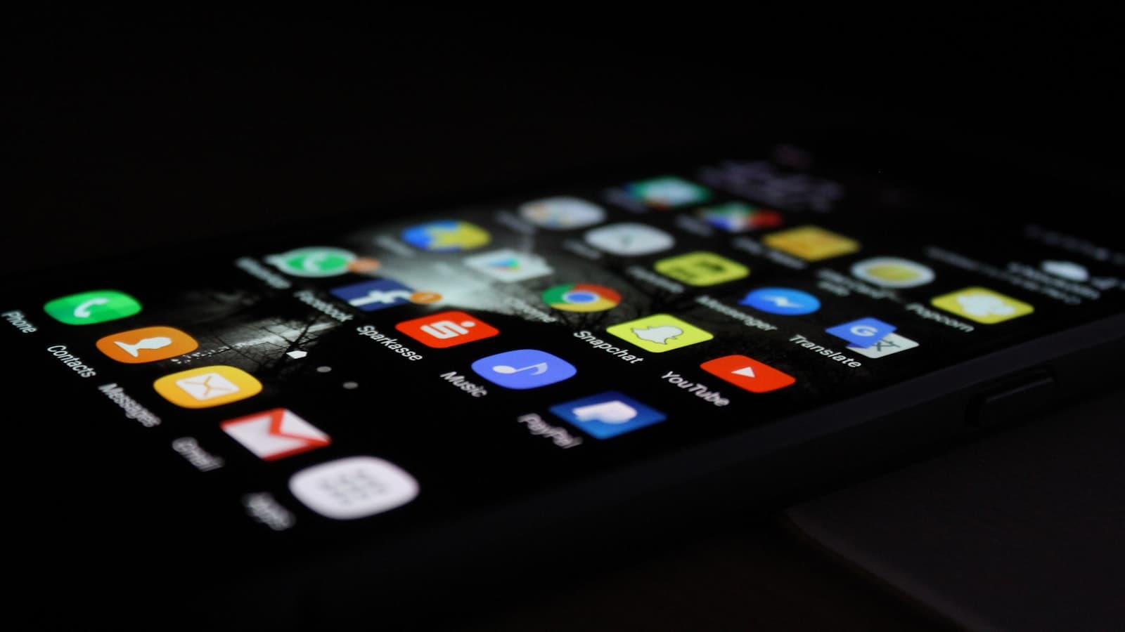 ChatGPT vs Gemini vs Claude — an AI assistant on a smartphone